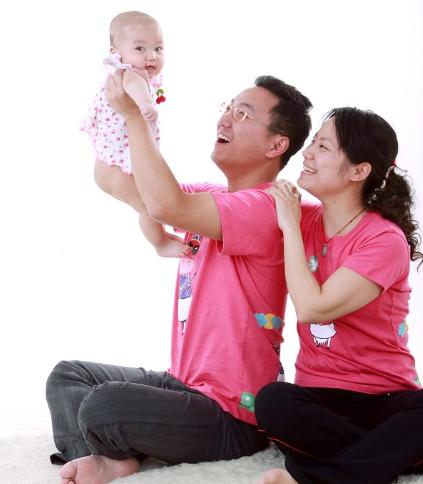 男孩不慎触电奶奶狂奔救孙子,小孩误吞玻璃球视频