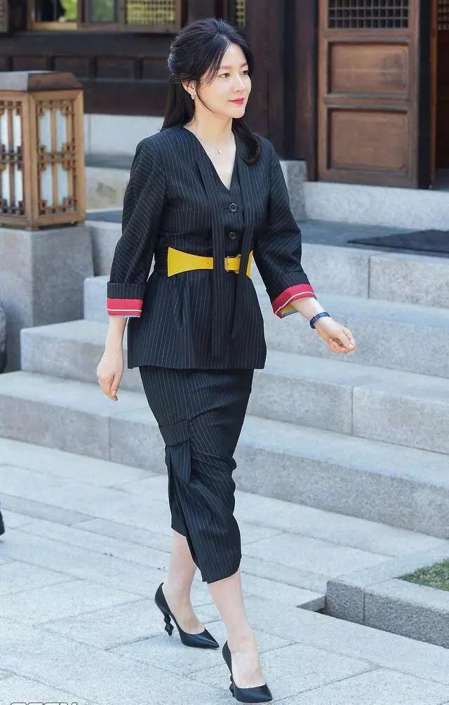 李英爱黑色长礼服,李英爱西装黑色红毯裙