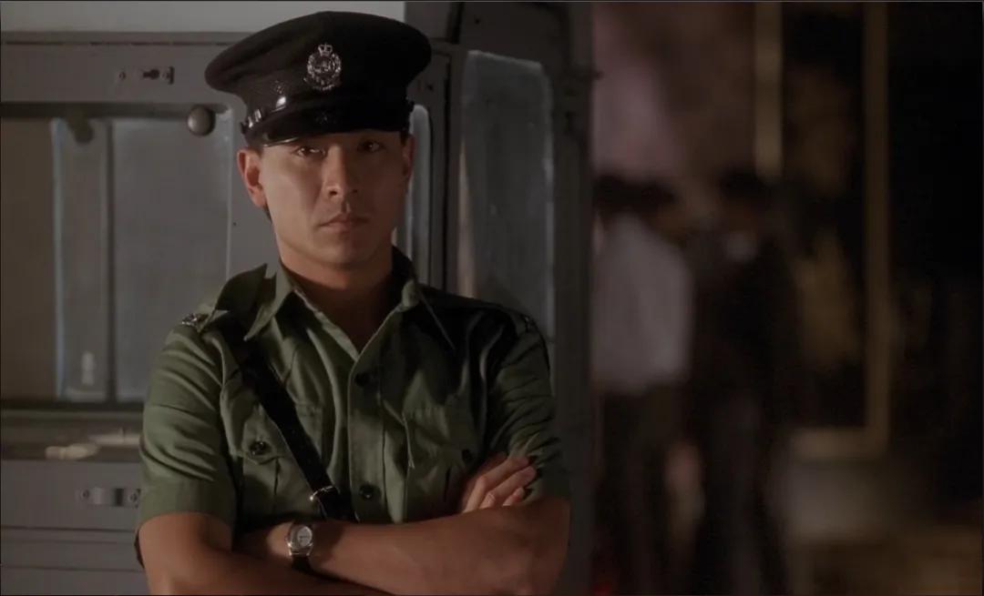 卷入黑帮争斗误以为是拍戏,港警黑帮厮杀追入警署