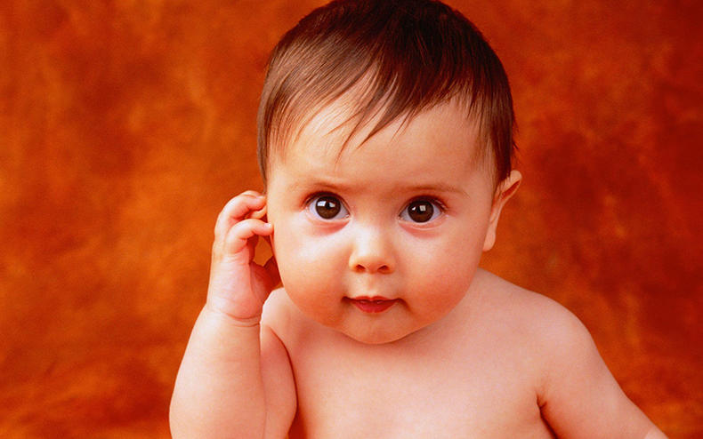 宝宝总是挠耳朵是中耳炎吗,宝宝频繁挠耳朵肿了