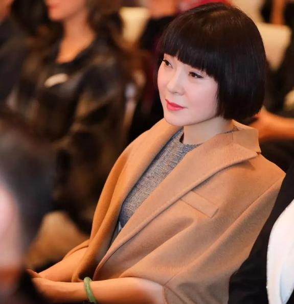 她因《常回家看看》火遍全国，却惨遭前夫背叛，离婚后卷走12亿