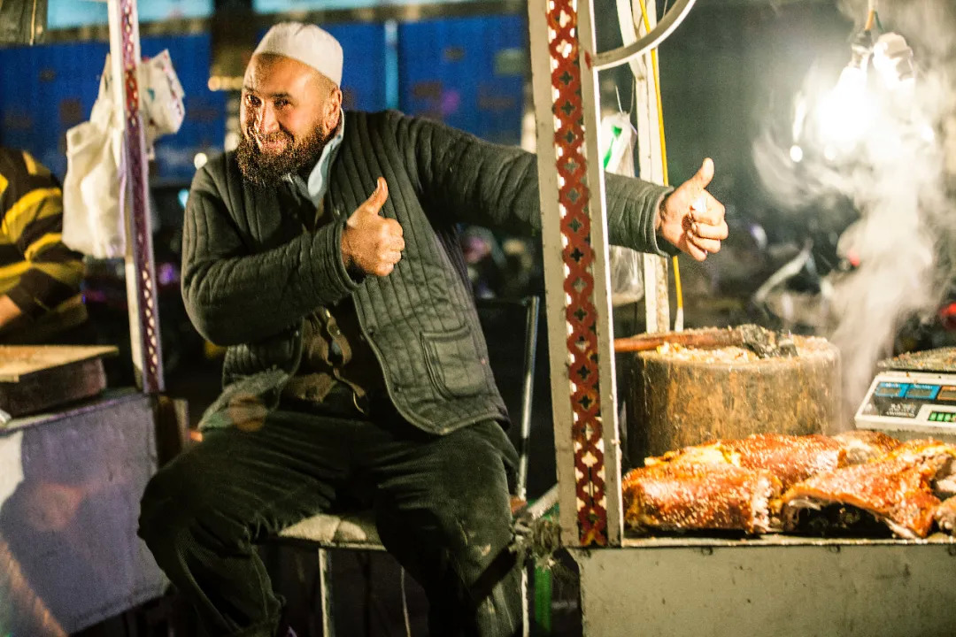 新疆和田夜市什么美食最好吃,和田夜市哪家的胡辣羊蹄好吃