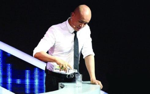 乐嘉一个人的性格是与生俱来的,乐嘉一切的改变都是身不由己