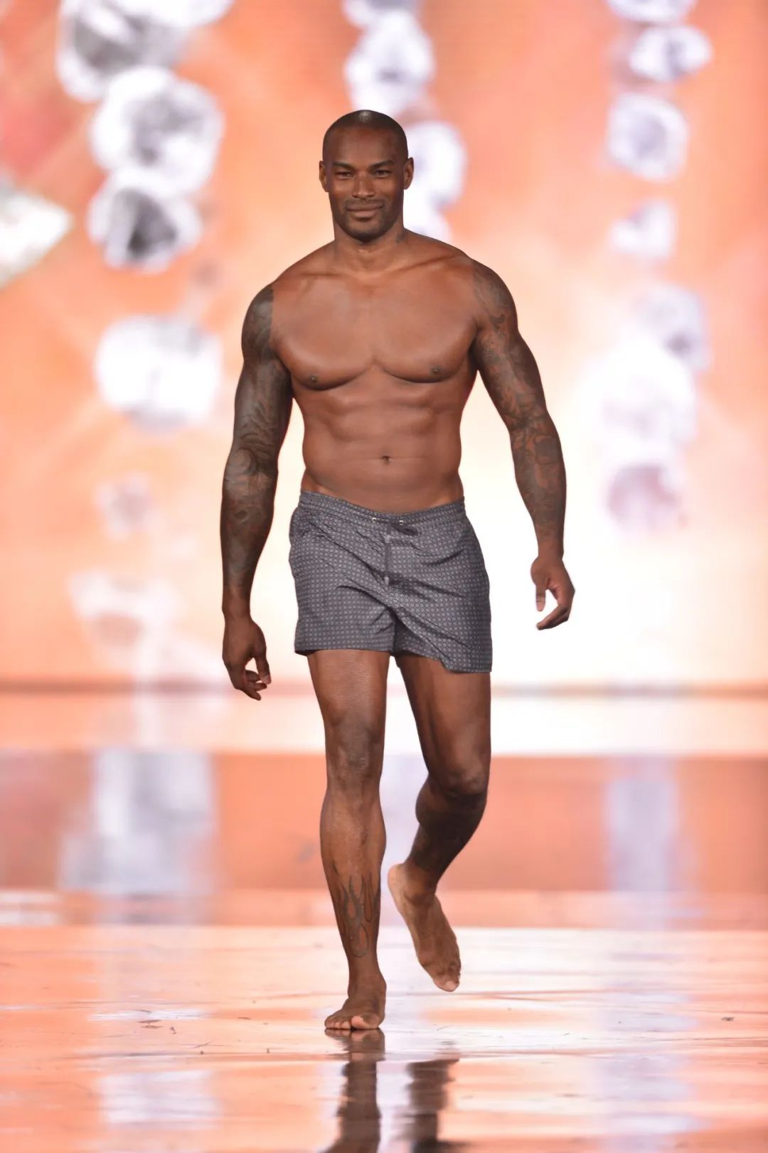 他是最成功的黑人男模，拥有四分之一中国血统，以健壮身材而闻名