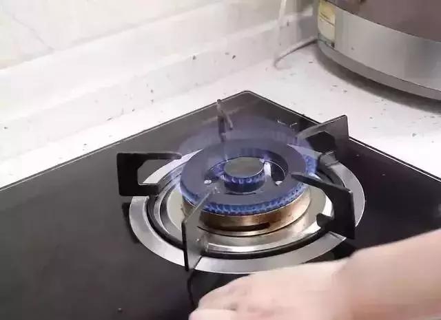 老式煤气灶打不燃怎么解决,煤气灶很费电池原因和处理方法