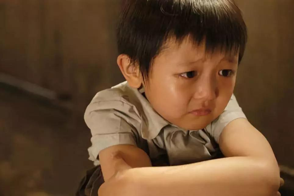 小孩喜欢摸大人耳朵的原因,婴幼儿喜欢揪耳朵