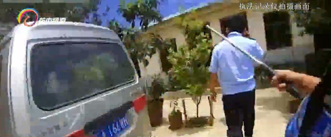 二十四个人分六桌在打麻将，用红黄蓝三种颜色的卡片代替现金赌博