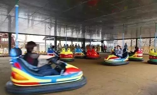 南宁一两岁男童在游乐场摔致骨折！家长索赔，游乐场回复…