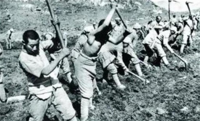 *世友许**听闻军中来了位高手,欲切磋武功,*飚耿**:你不是我的对手