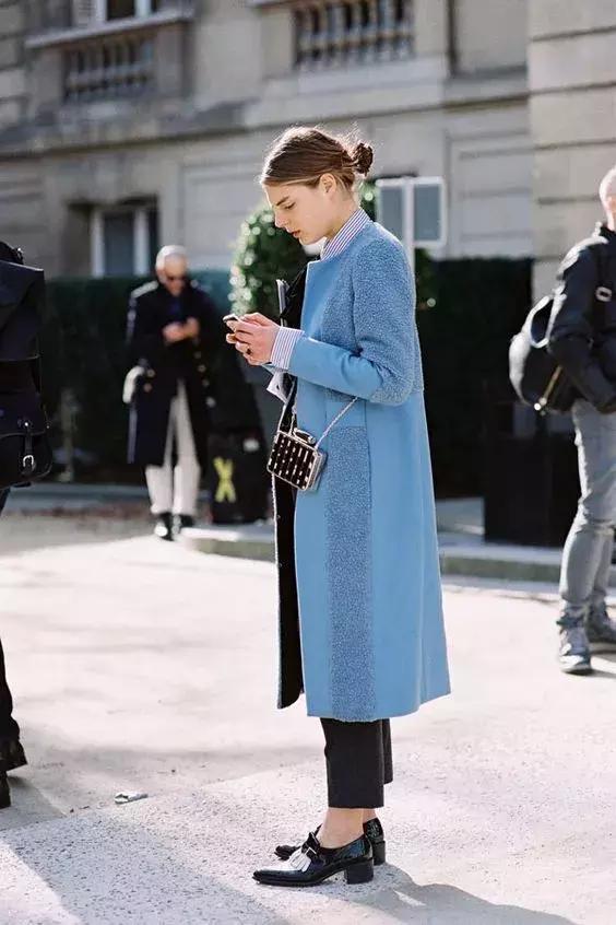 姑娘，你穿彩色大衣真好看！