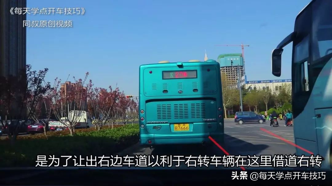 左侧第二条左转道直行扣分吗,左转道路左边没有路直行怎么罚