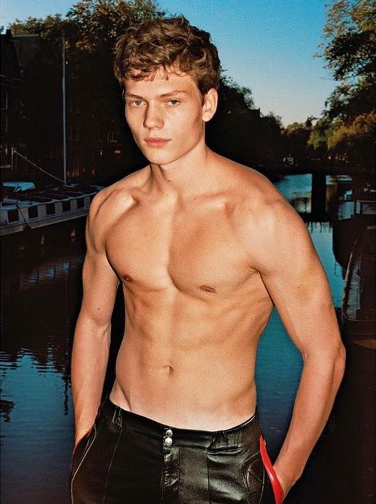 阿玛尼最新时装,男模特走秀阿玛尼