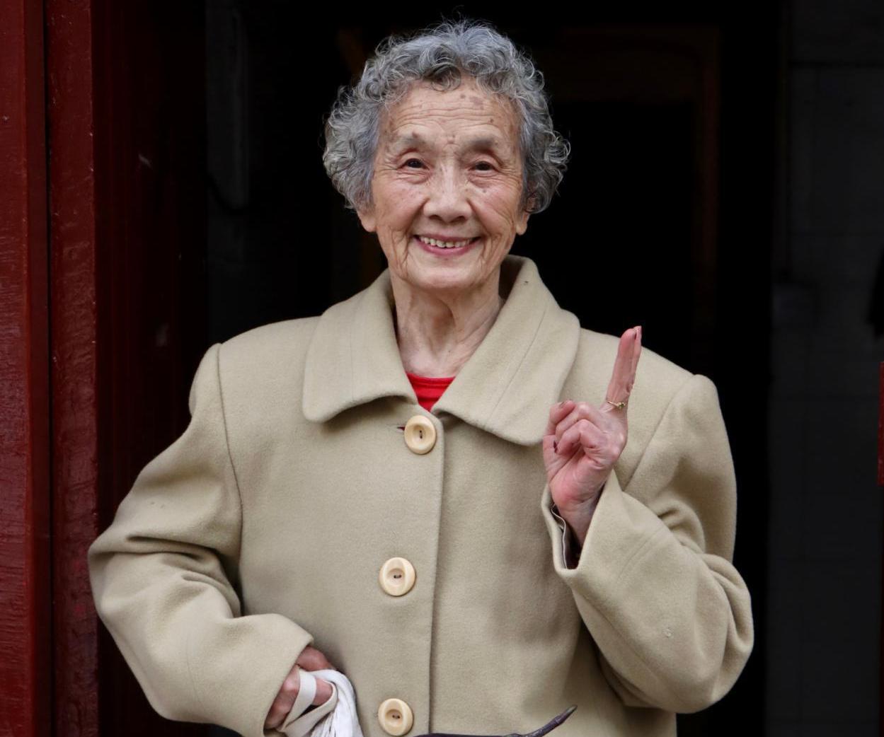 60多岁老年人经常染头发好吗,老年人多长时间染烫头发为宜