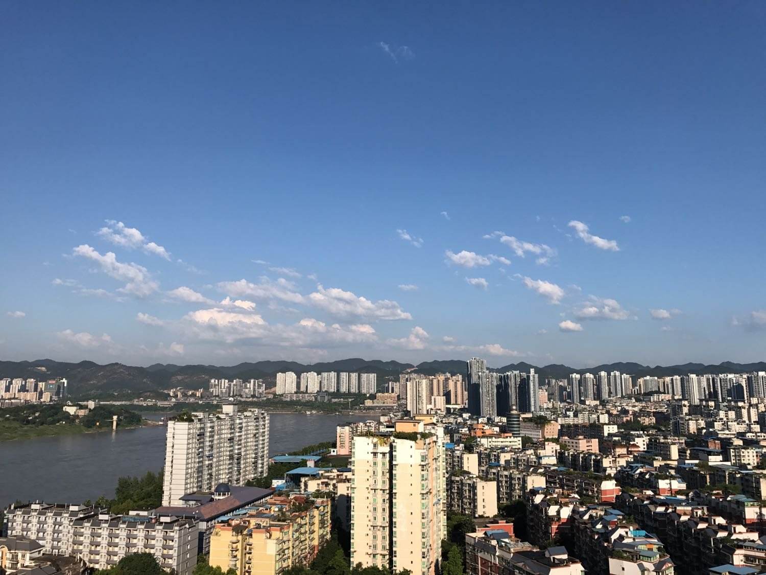 李家沱沉寂20多年后，作为重庆第七商圈正式回归，轨道交通已开建