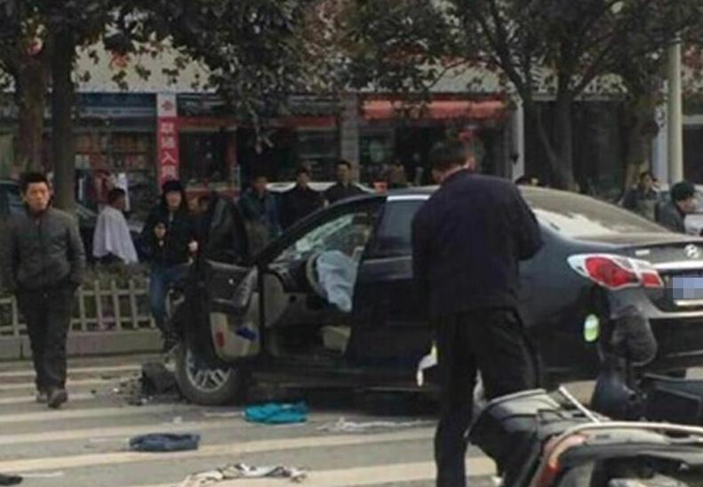 电动车闯红灯撞上叉车谁的责任,电动车闯红灯导致后面车辆追尾