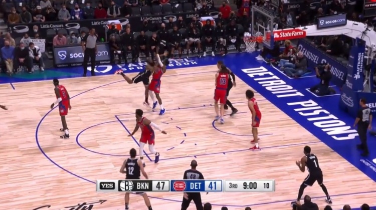 哈登造犯规动作引热议,哈登老动作造犯规遭裁判无视