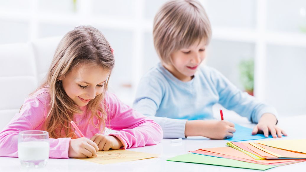 孩子写作业磨蹭拖拉家长该怎么办,孩子写作业家长要不要坐在身边陪