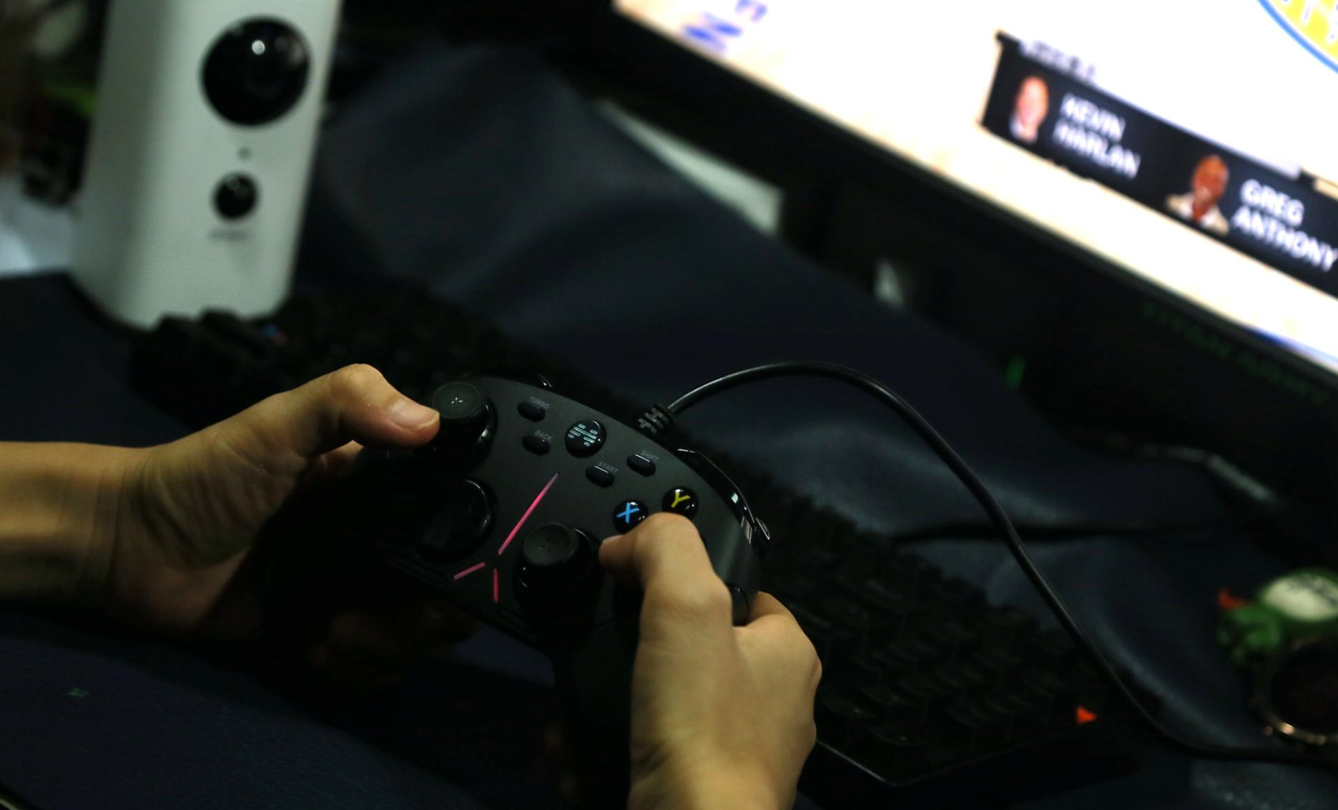 北通阿修罗3手柄玩神力科莎,北通阿修罗3游戏手柄无线版设置