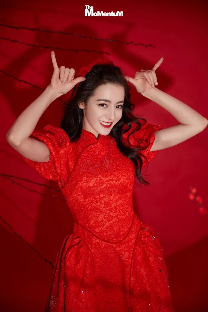 春晚时尚图鉴:热巴杨幂的红裙、王菲刷碗手套和董卿李思思的口红