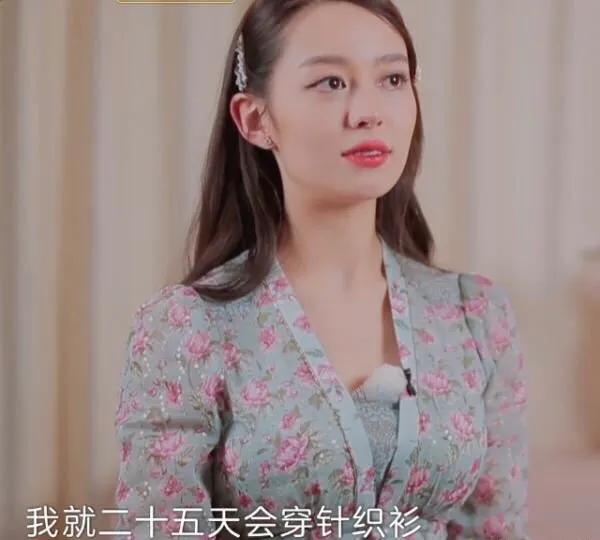 吉娜穿运动衣搭红色包,吉娜一字肩配什么衣服
