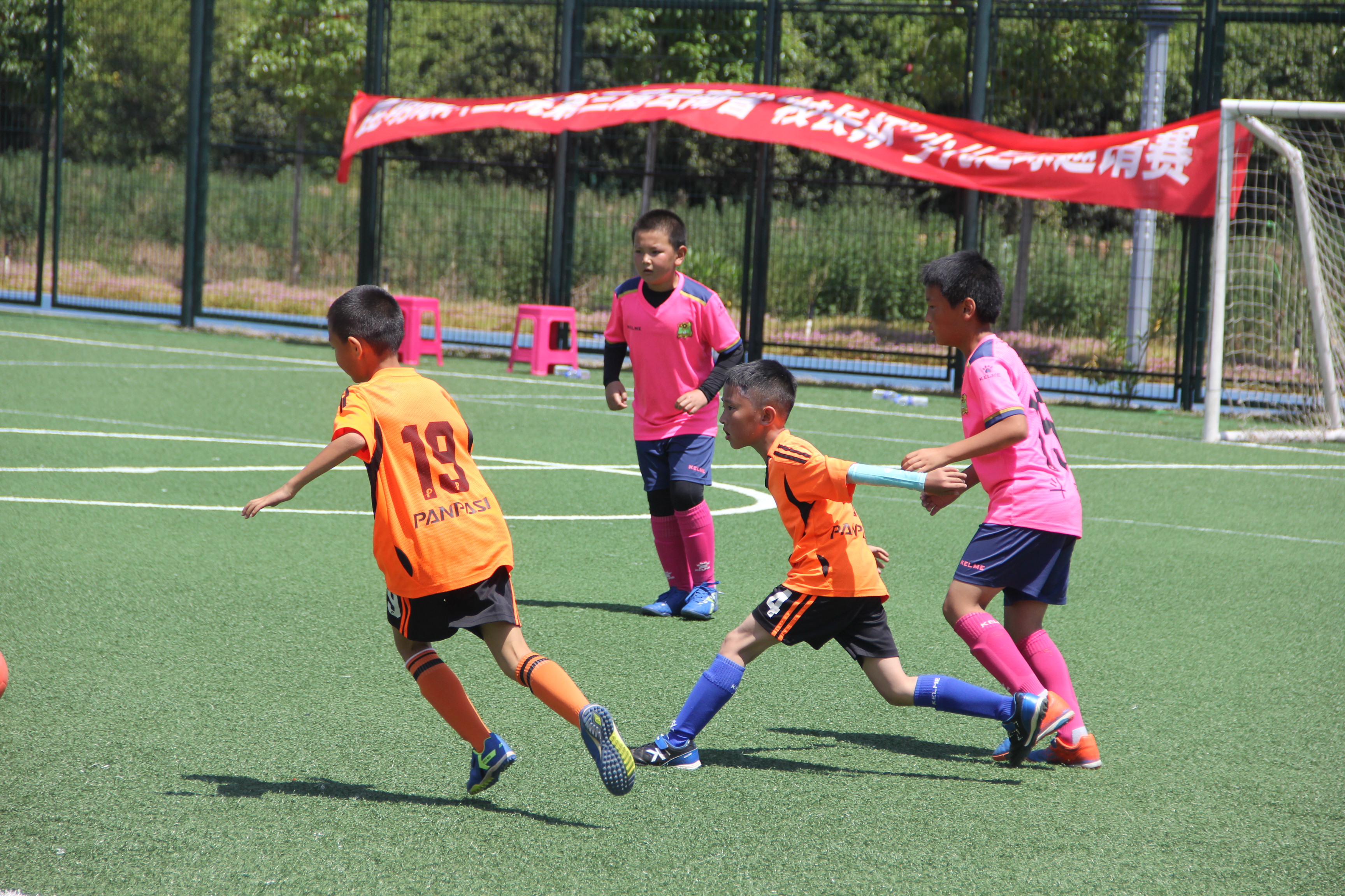 感受乐趣，健康成长：昆明眼科医院第三届校长杯少儿足球赛开赛