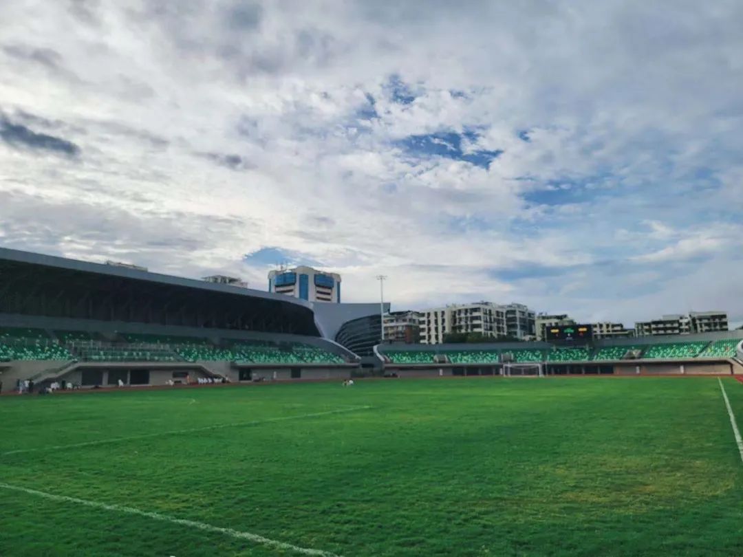 在万人球场踢球是什么感觉,在体育场上比赛的感受