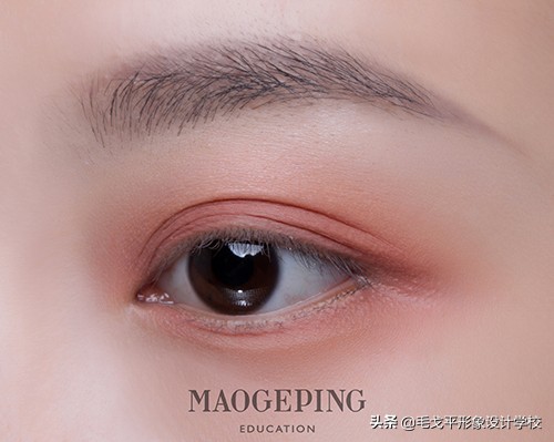 白色眼线日系温柔猫眼妆,日系眼妆入门搭配什么眼影