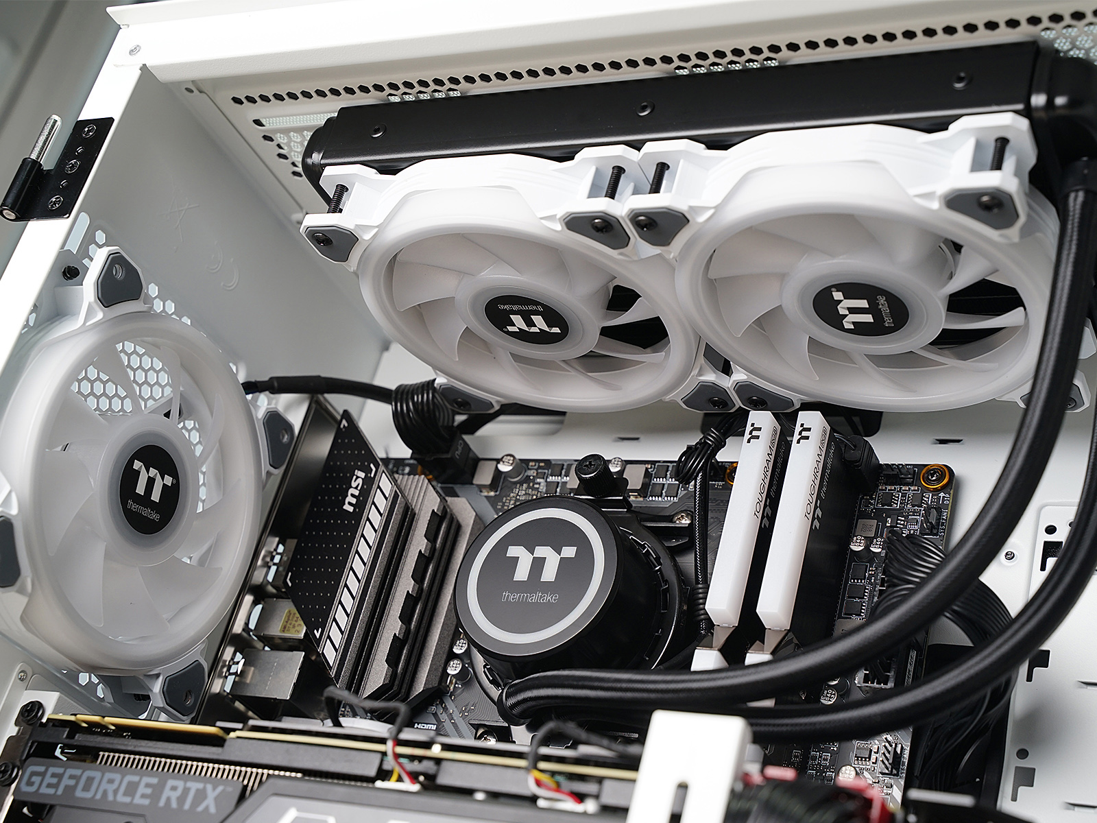 秀桌面：送老婆RGB全家桶PC，钱都花在光效上的感觉真棒