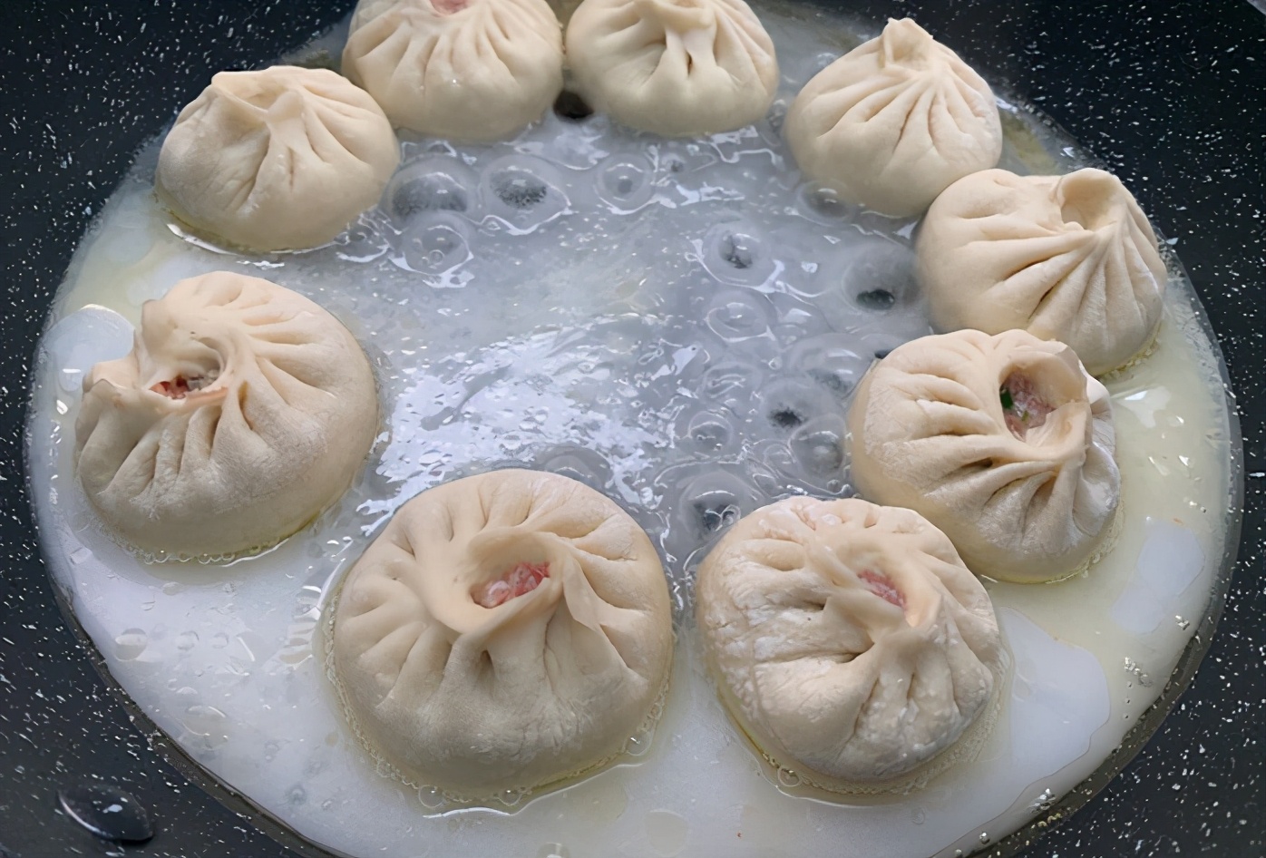 做水煎包，加面粉水还是淀粉水？加对了，包子脆而不硬，冰花多多