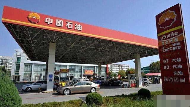 加油站免费洗车是不是真的免费,为何私营油价低还能免费洗车