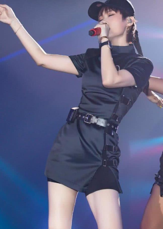 李宇春颠覆假小子形象,36岁李宇春真是大变样