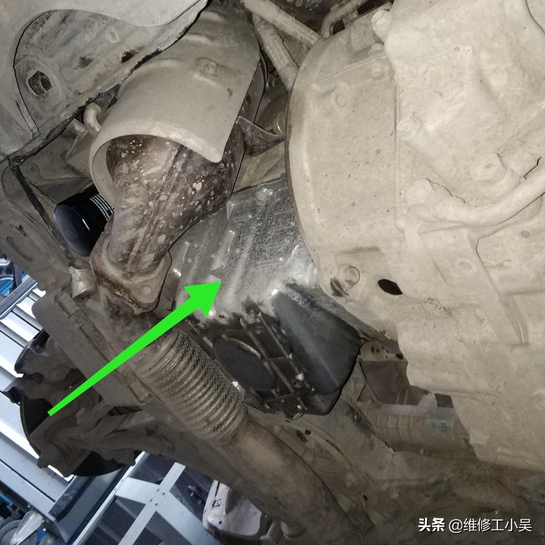 发动机漏油声音大什么原因,发动机噪音大了是不是该换油了