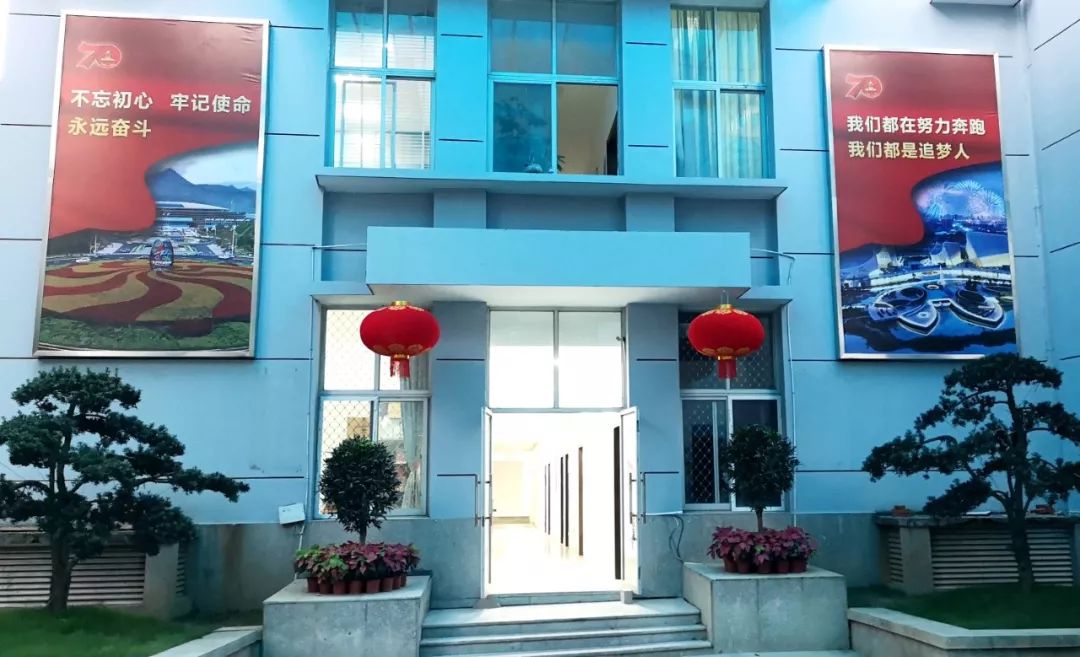 迎国庆街景,迎接国庆换上崭新的国旗