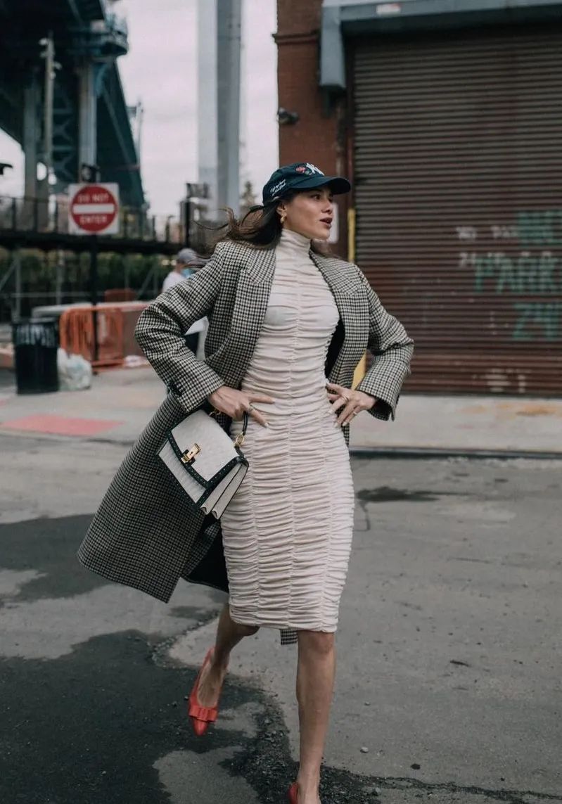 墨绿色格纹大衣怎样搭配好看,短款格纹毛呢大衣的搭配方法