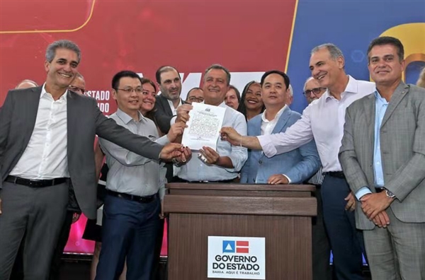 老外看中国铺轨神器,老外搭中国地铁