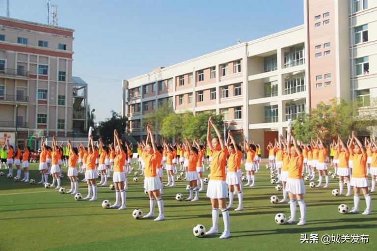 新鲜事在畅玩中畅学在健体中健全人格看看这所学校的特色足球文化