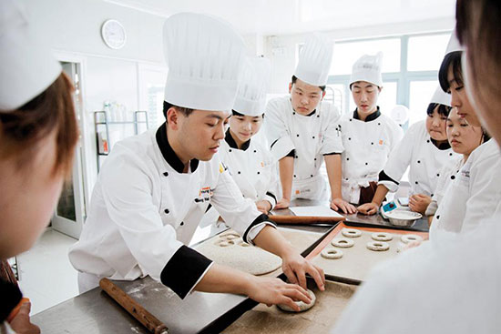 中职学美容好还是西点好,女生学美发还是学西点好