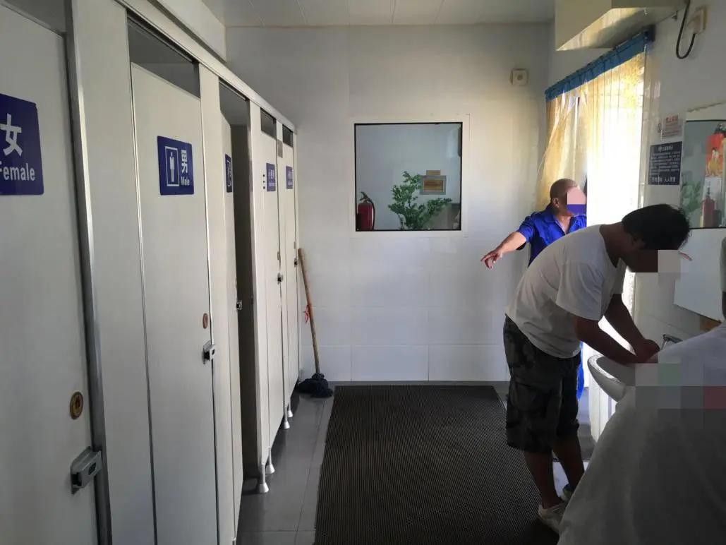 「太尴尬」男女公厕设在一间屋子里,这样“方便”能方便?