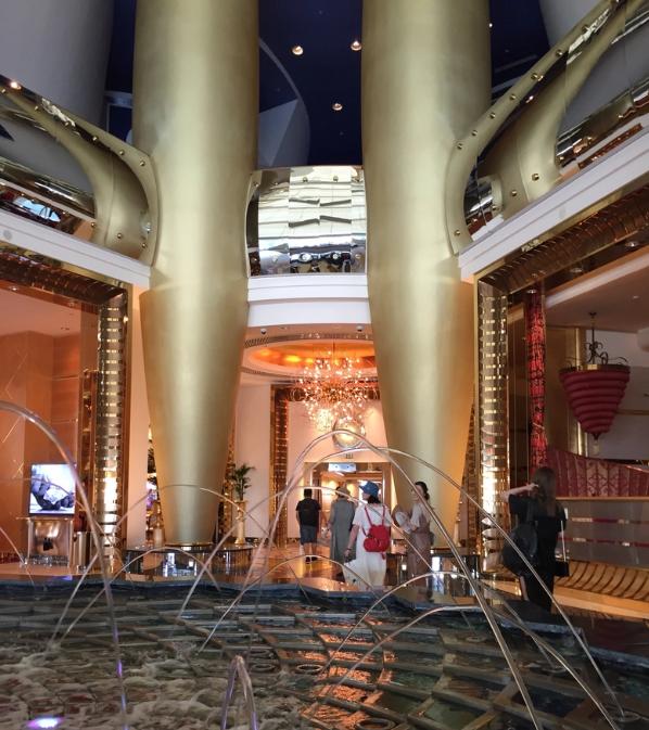 一个人走在异国他乡的路上,一个人行走在沙漠里面