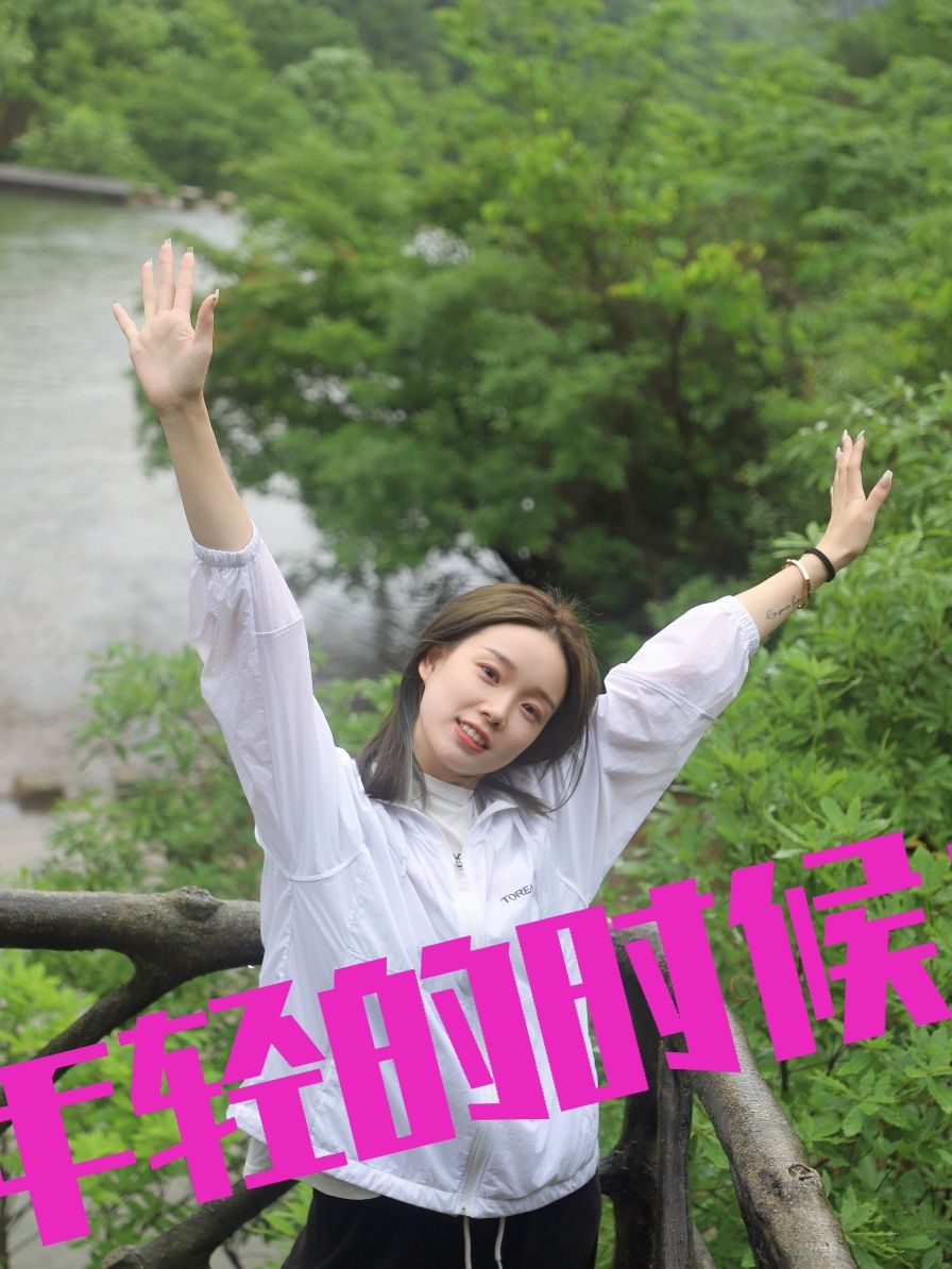 游泳除了仰泳蛙泳自由泳还有什么,在水里会游泳的人