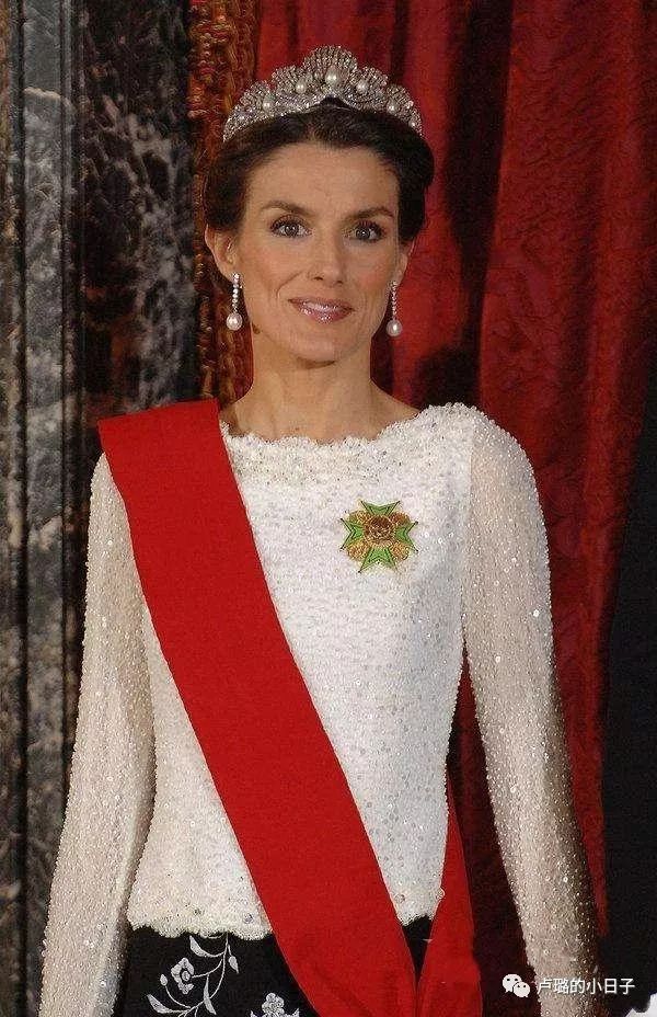 英国女王戴的超级超级珍贵的王冠,各国女王加冕皇冠图片