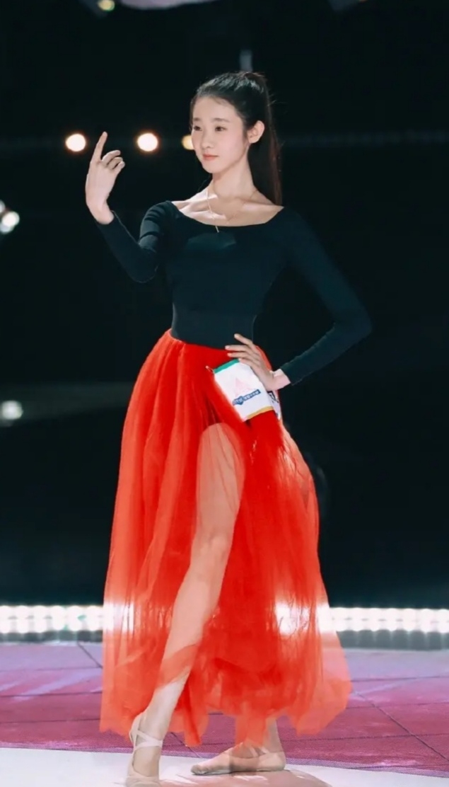 张艺凡芭蕾比赛视频,张艺凡新生舞台