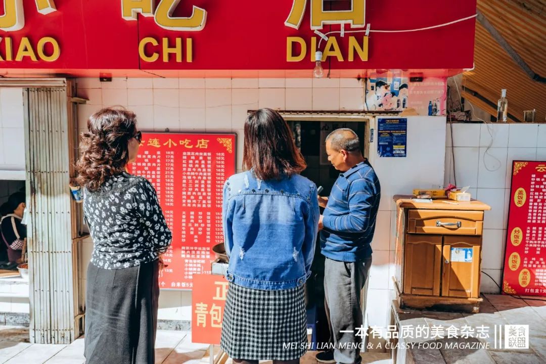 大叔自创鸡蛋饼从2元卖到10元,小伙摆摊卖了3年鸡蛋饼