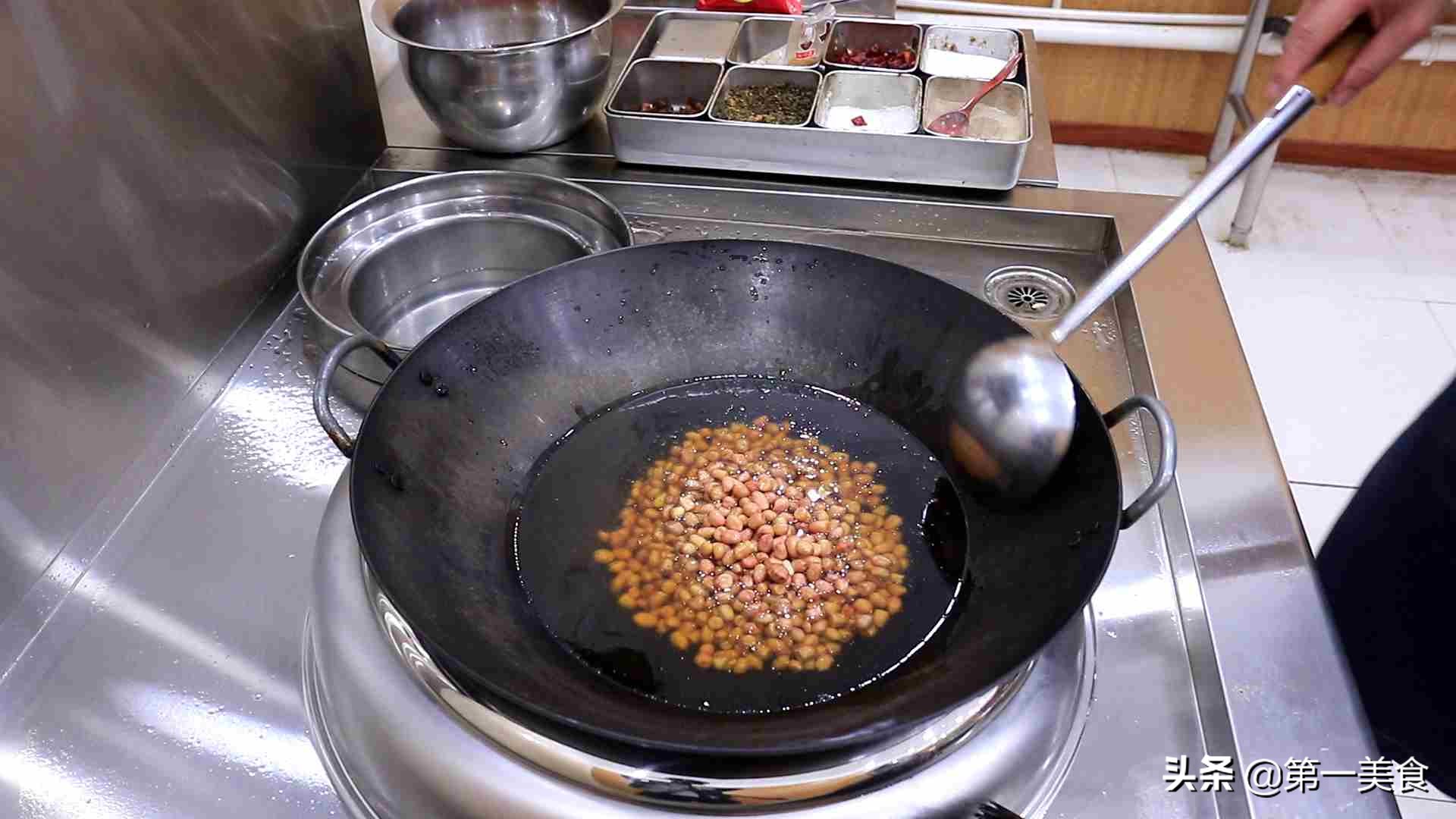 炸花生米有啥技巧教你正确做法,炸花生米怎么会掉皮