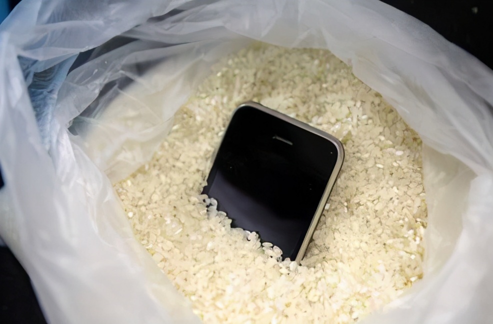 手机湿水急救方法,手机进水的后遗症咋治