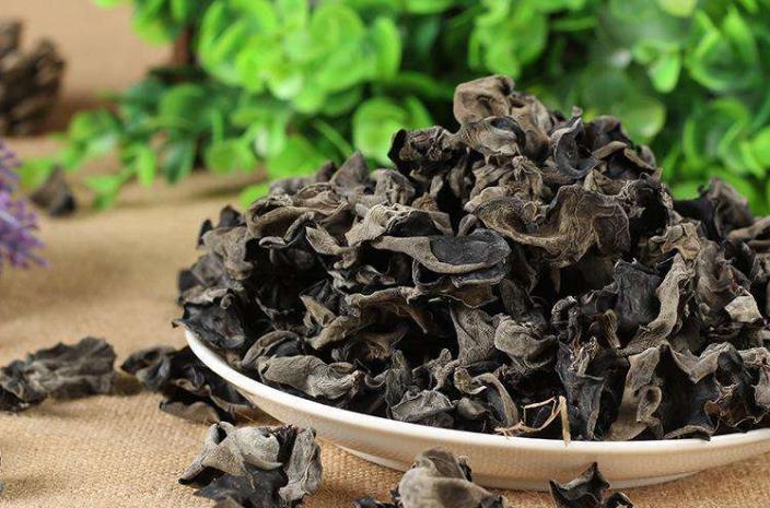 泡木耳只用清水泡等于吃虫卵,用淘米水洗木耳