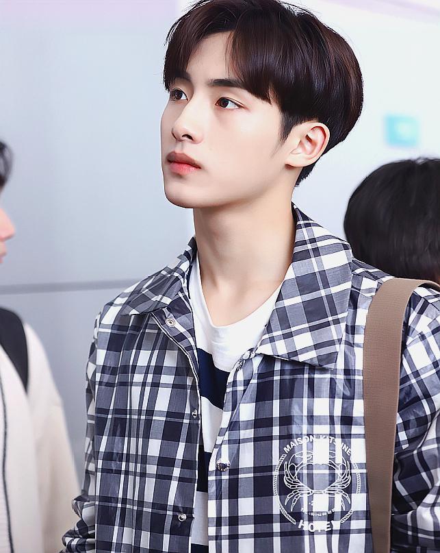 董思成中戏校服韩网,董思成中戏上课