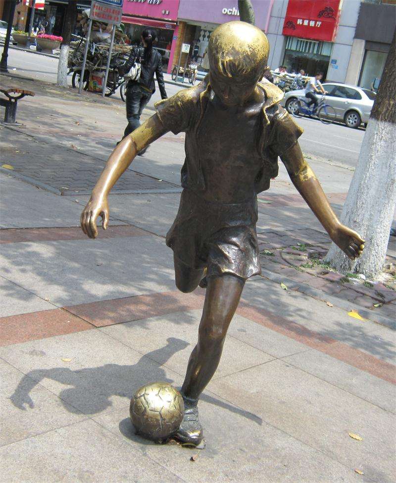 踢足球的好处和功效,踢足球的好处200字