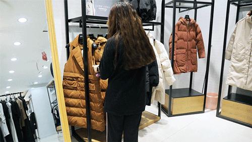 品牌羽绒服低至99元！百货大楼要被搬空了