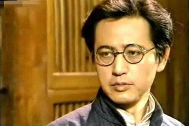 童自荣和他的老同学除了美女顾永菲和张明子还有教出马伊琍的他